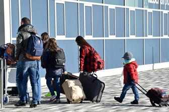 Abgelehnte Asylbewerber betreten den Terminal des Kassel-Airports.