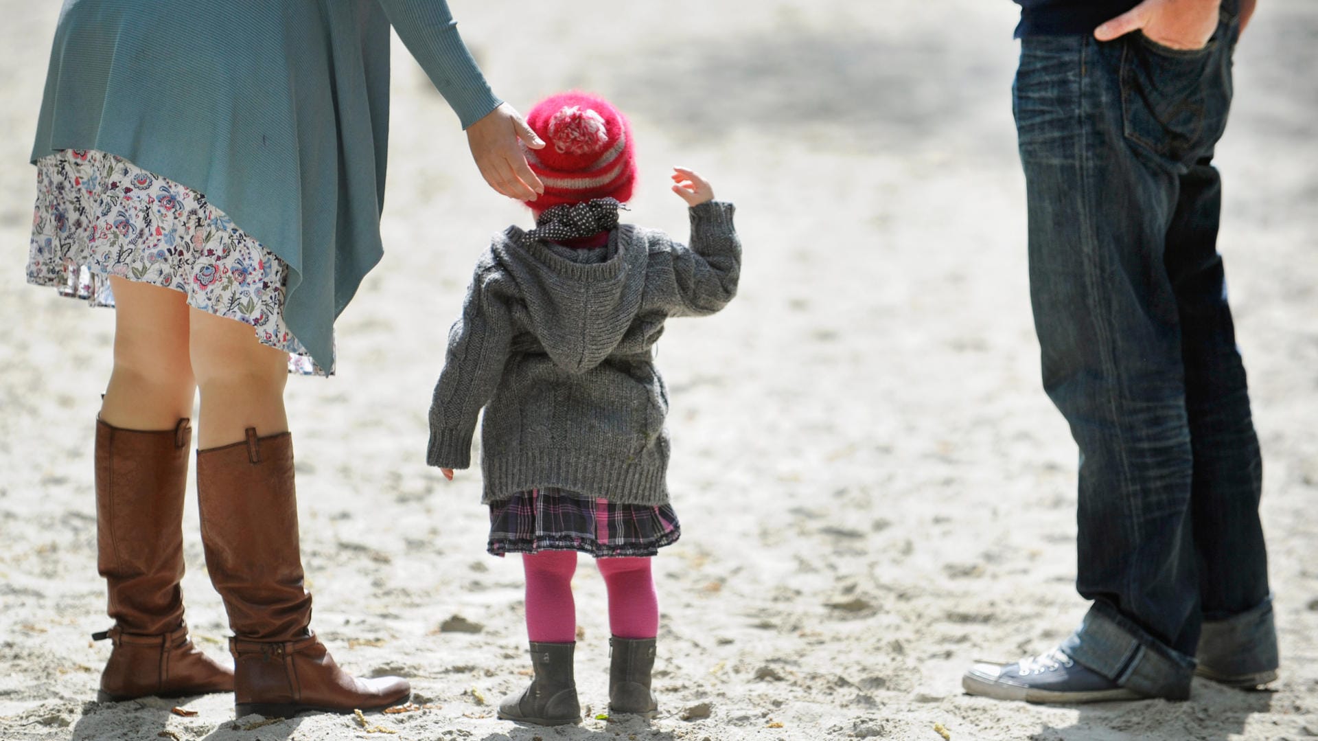 Umgangsrecht: Beim "Wechselmodell" leben Kinder getrennter Eltern abwechselnd bei der Mutter und beim Vater.