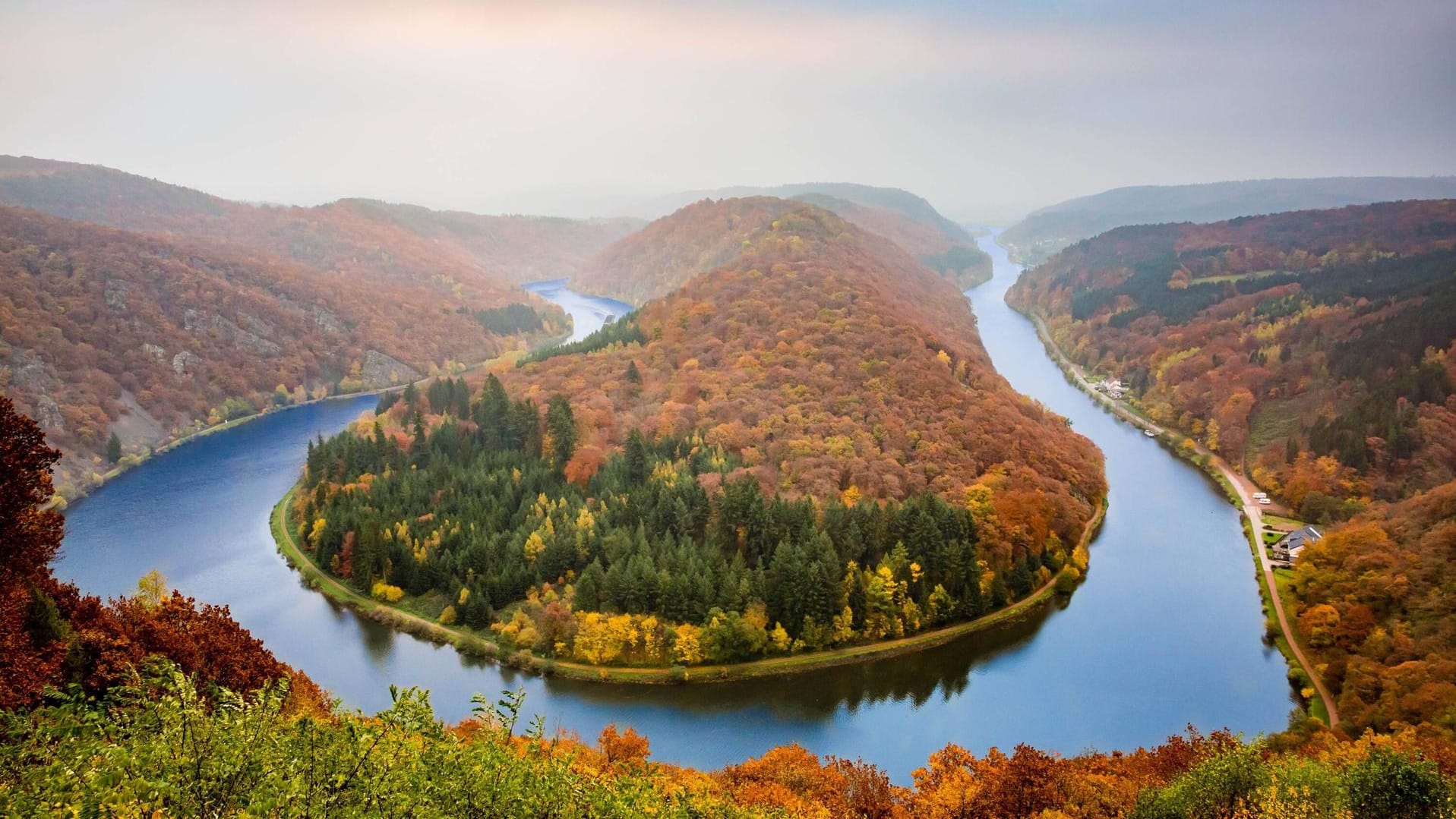 Saarschleife: Das erstaunliche Naturwunder wurde geschaffen durch die Kraft des Wassers.