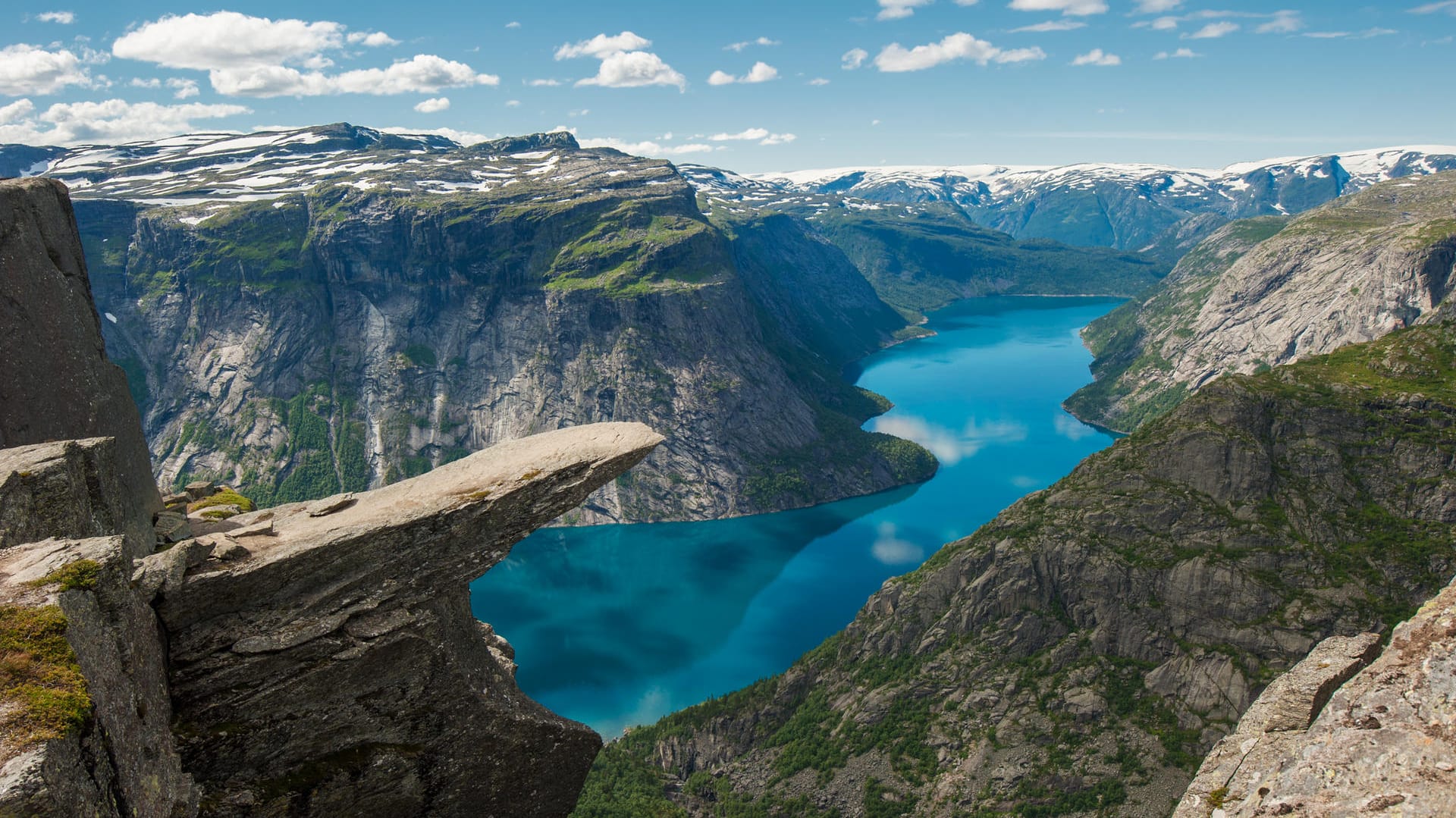 Die Trolltunga ist ein horizontaler Felsvorsprung über dem Ringedalsvatnet