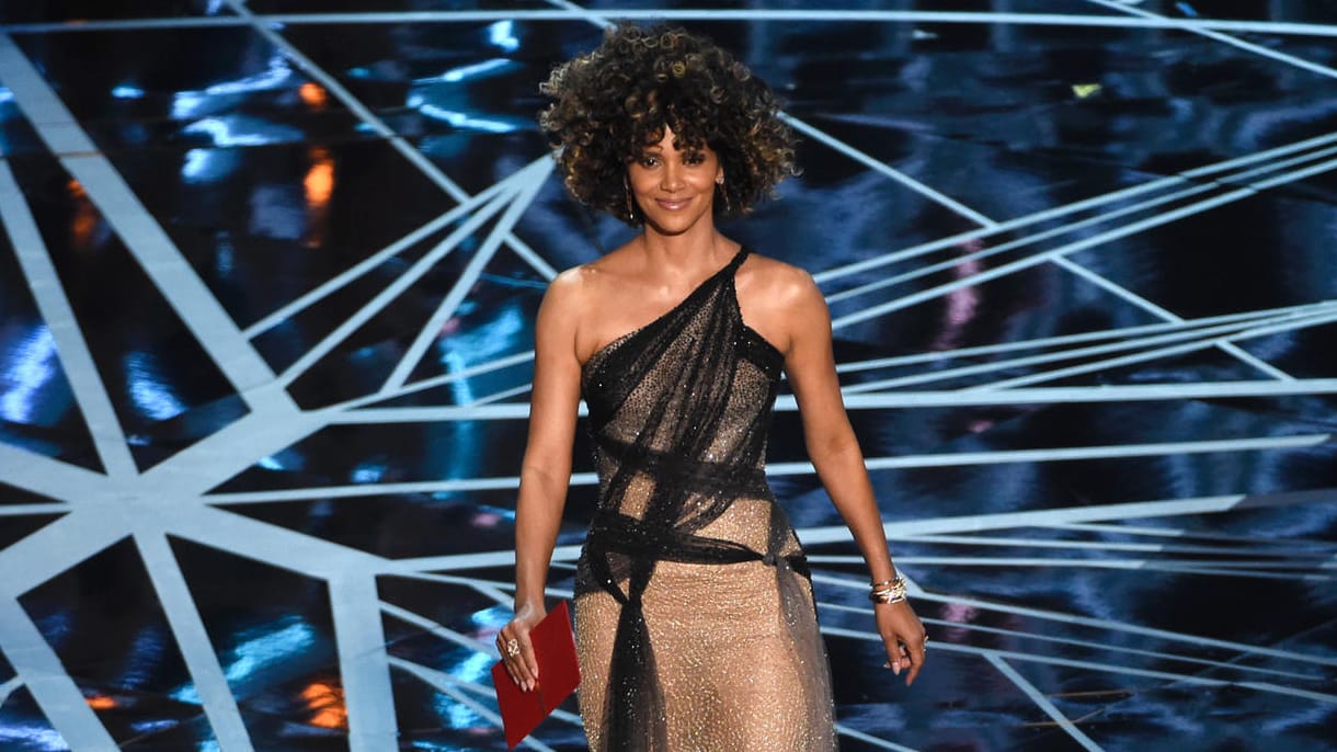 Schauspielerin Halle Berry präsentiert den Oscar für die beste Regie in einem Kleid von Atelier Versace