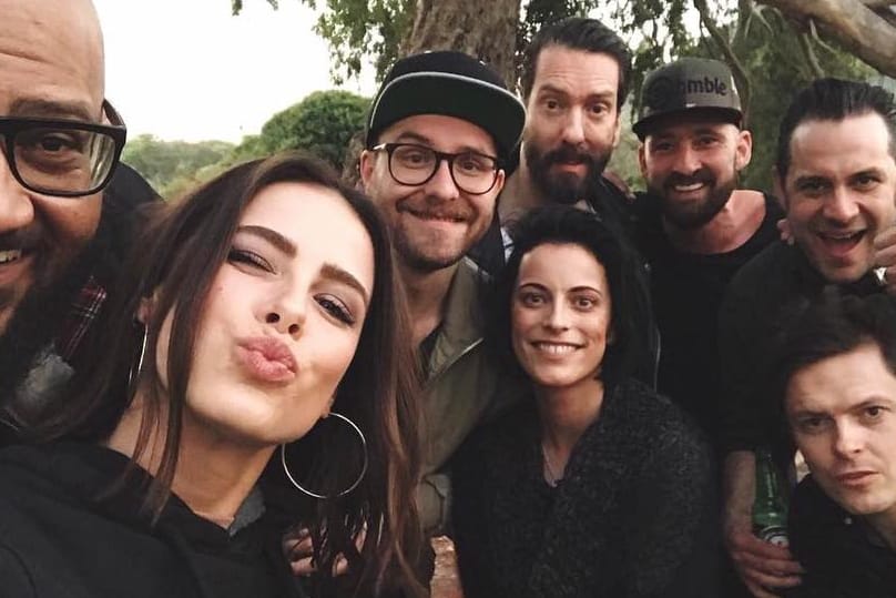 Lena Meyer Landrut zeigt auf diesem Selfie zum ersten Mal das neue Team von "Sing meinen Song".