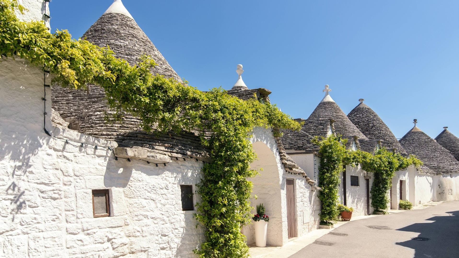 Italy Apulia Alberobello Trulli dry stone huts with conical roofs PUBLICATIONxINxGERxSUIxAUTxHUN