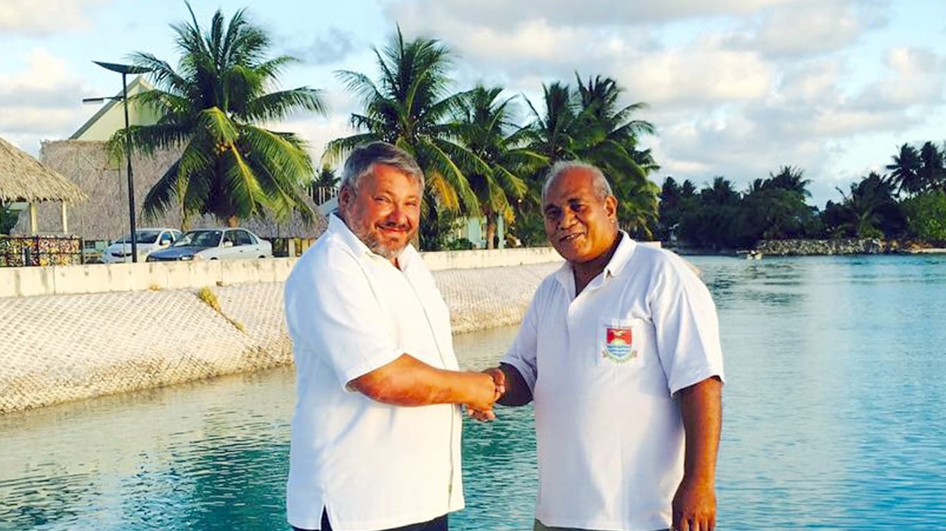 Der russische Monarchist Anton Bakow (l) trifft sich mit Teburoro Tito, dem früheren Staats- und Regierungschef von Kiribati.