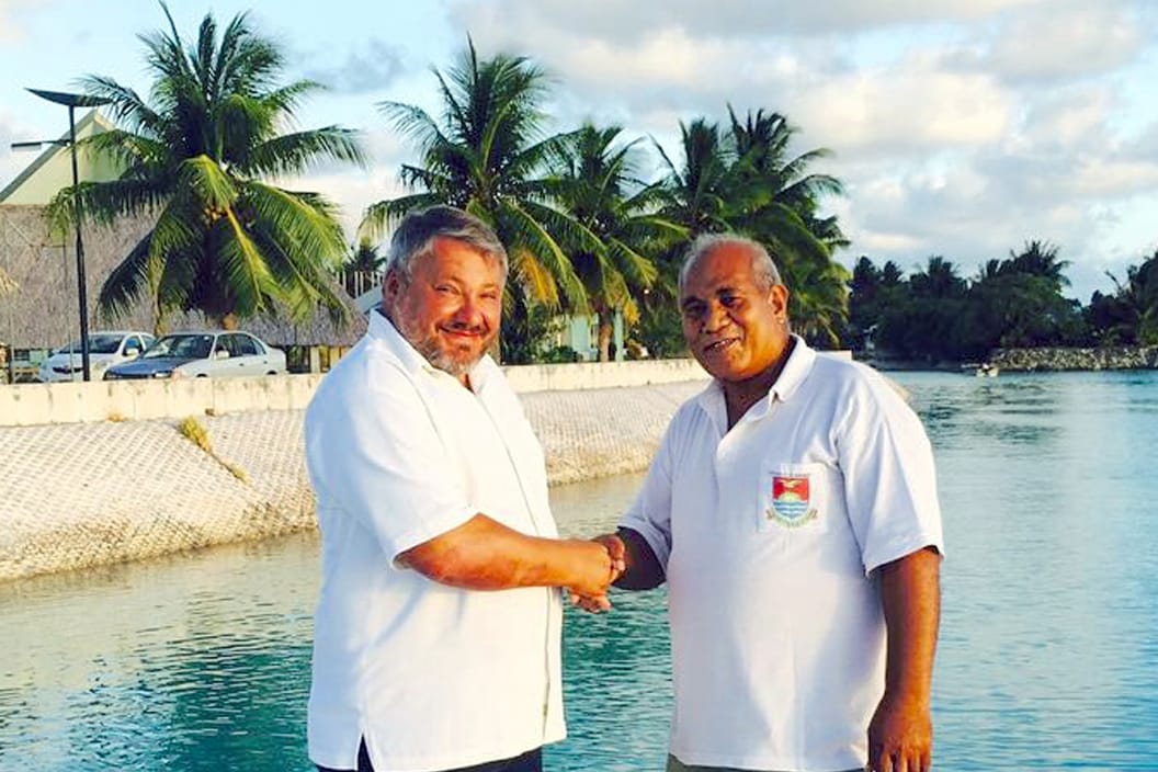 Der russische Monarchist Anton Bakow (l) trifft sich mit Teburoro Tito, dem früheren Staats- und Regierungschef von Kiribati.