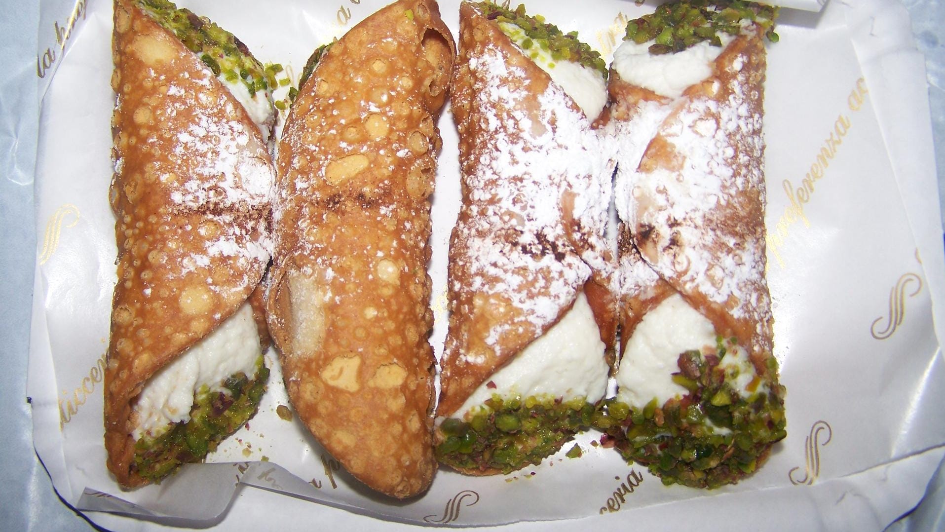 Cannoli, die frittierte Teigrolle mit Ricotta, Vanille und frischen Pistazien