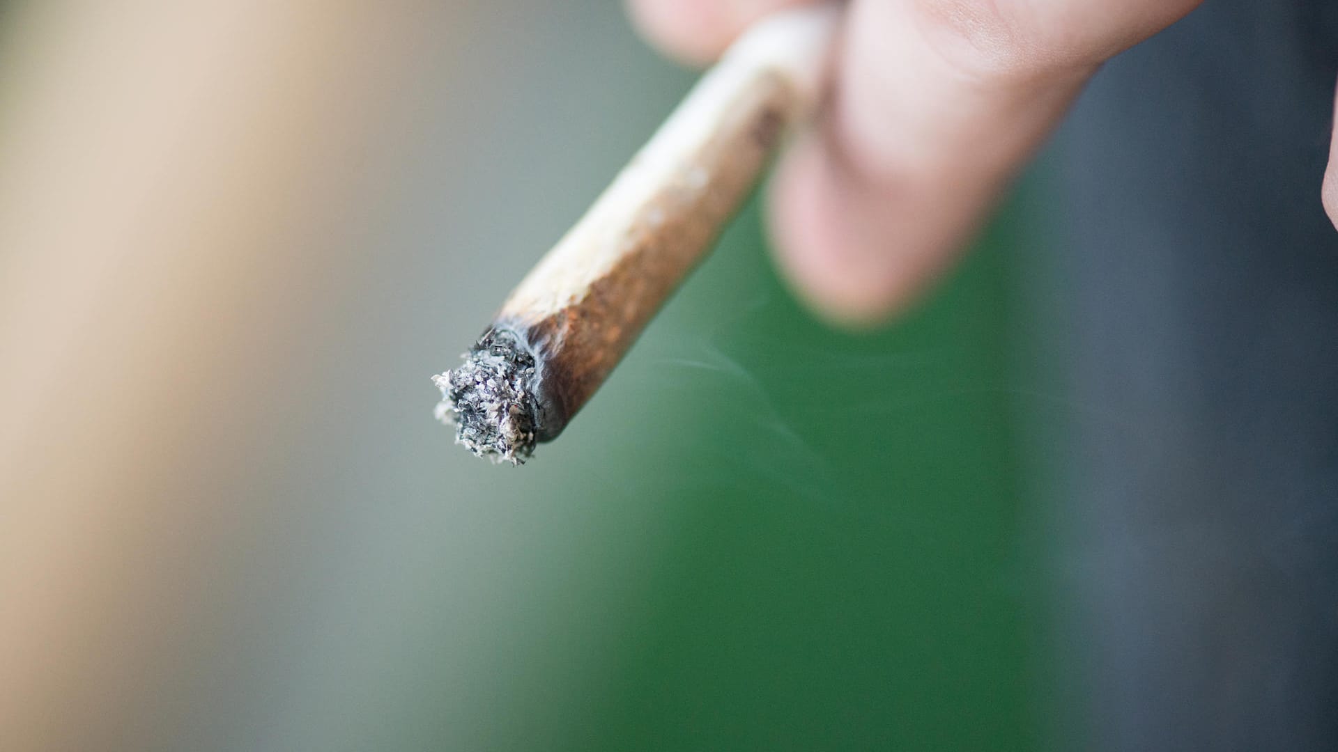 Ein Mann raucht Marijuana. Ein Mann raucht Marijuana.