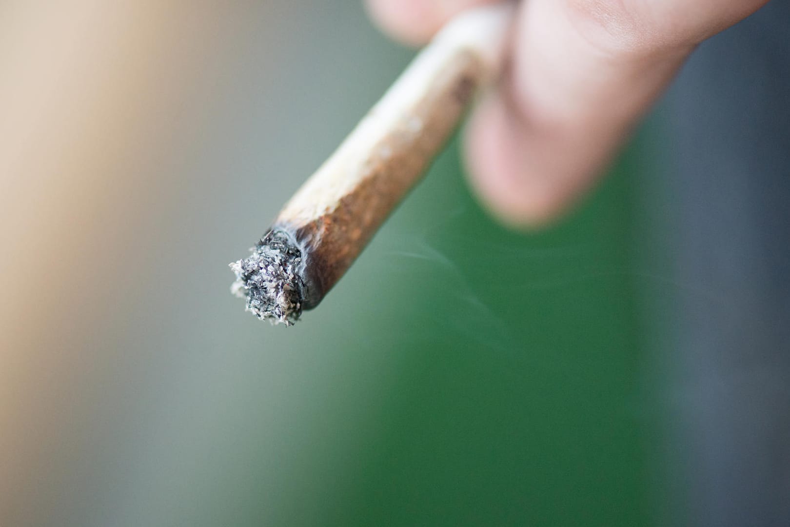 Ein Mann raucht Marijuana.