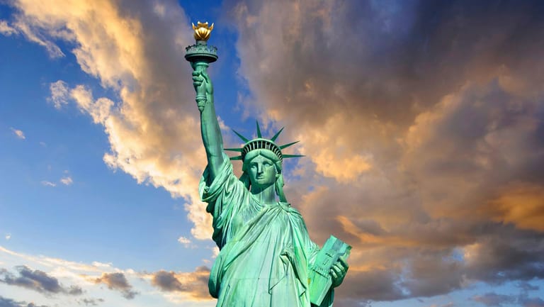 Die Freiheitsstatue in Manhattan ist das Symbol für Freiheit.