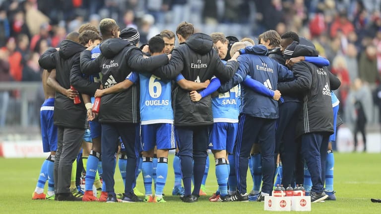 Die Spieler des Hamburger SV bildeten nach der Niederlage gegen den FC Bayern München einen Motivationskreis.