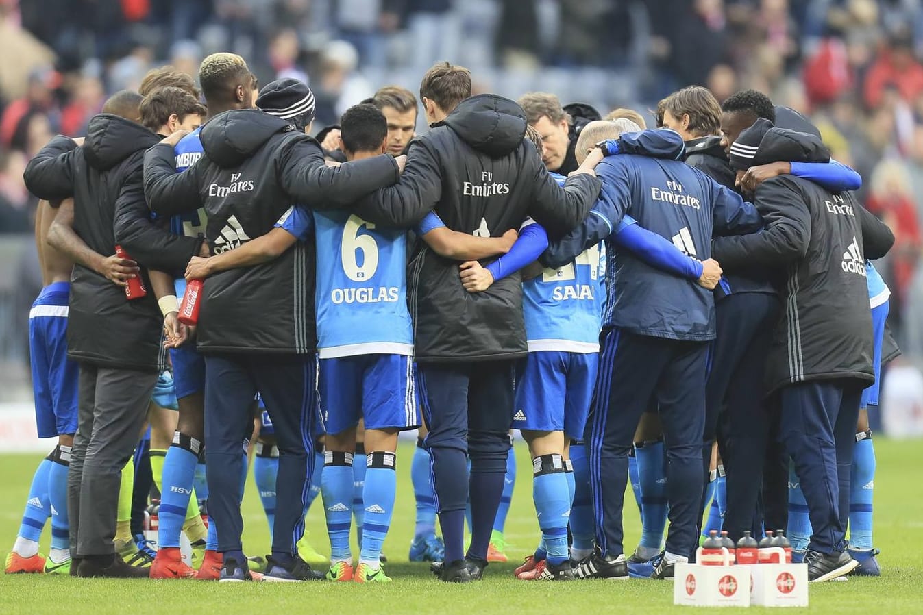 Die Spieler des Hamburger SV bildeten nach der Niederlage gegen den FC Bayern München einen Motivationskreis.