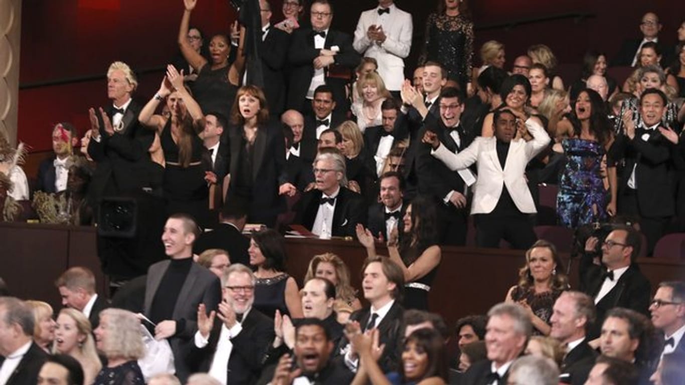 Das Ensemble von "Moonlight" reagiert auf die Bekanntgabe des Oscars für den besten Film.