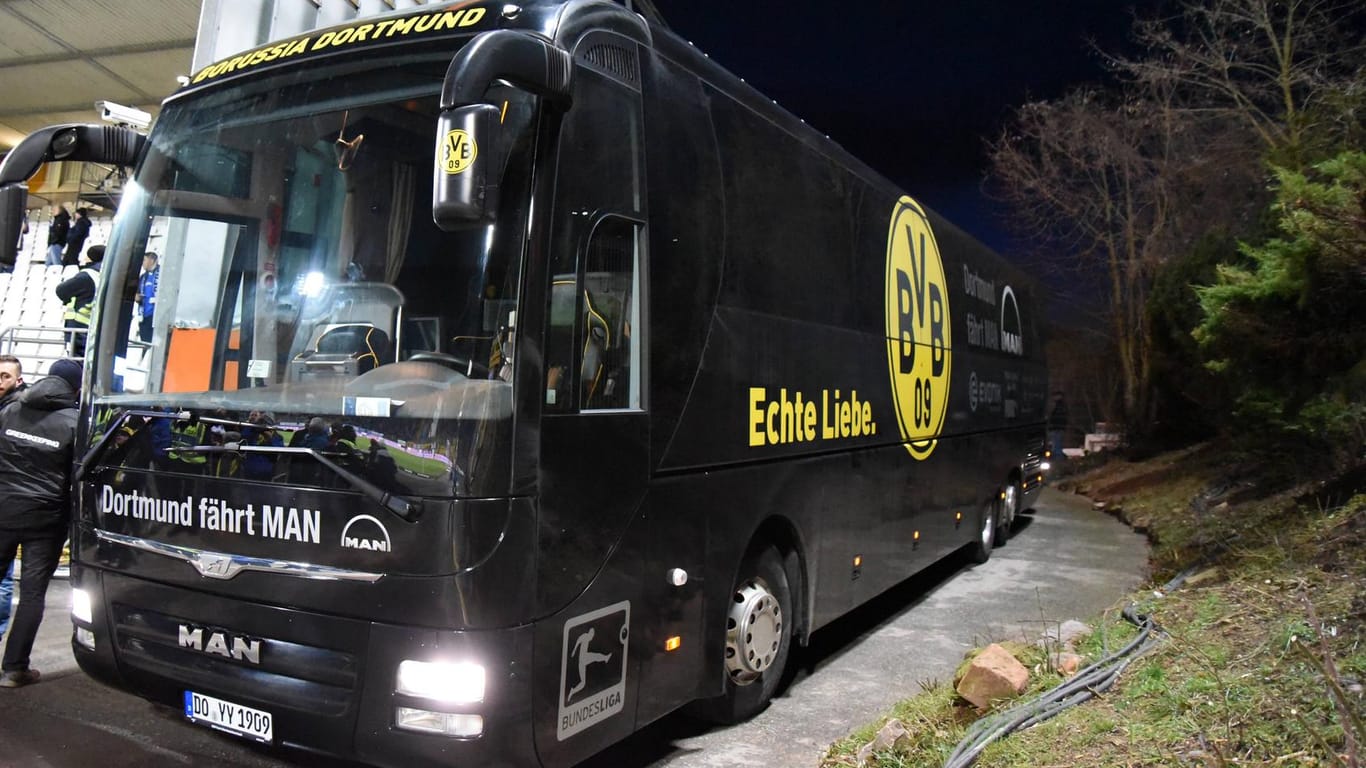 Steckte im wahrsten Sinne des Wortes im Schlamm fest: Der Mannschaftsbus von Borussia Dortmund.