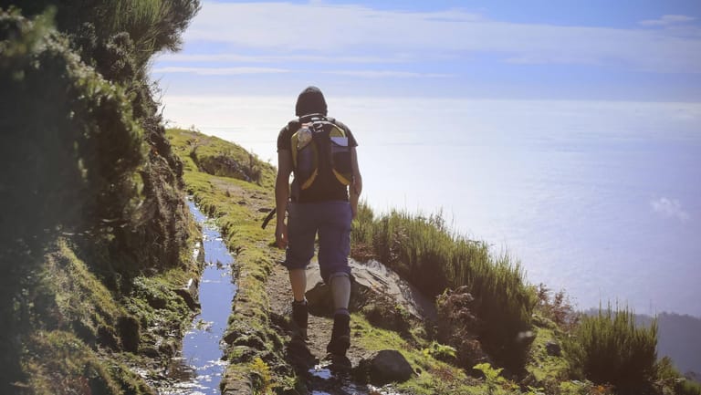 Ein Wanderer zwischen Himmel und Erde: Levadawanderung auf Madeira