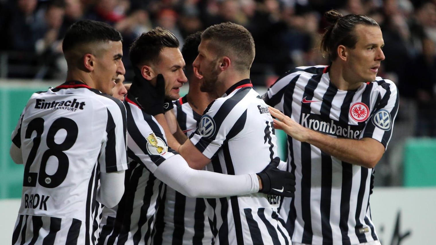 Die Spieler von Eintracht Frankfurt bejubeln den Halbfinaleinzug im DFB-Pokal.