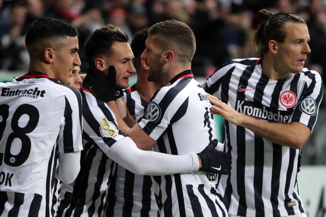 Die Spieler von Eintracht Frankfurt bejubeln den Halbfinaleinzug im DFB-Pokal.