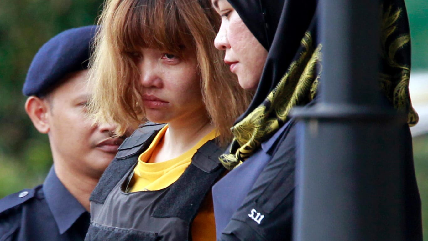 Die mutmaßliche Kim-Attentäterin Thi Huong (M) aus Vietnam wird in Kuala Lumpur, Malaysia, von der Polizei aus dem Gericht eskortiert.