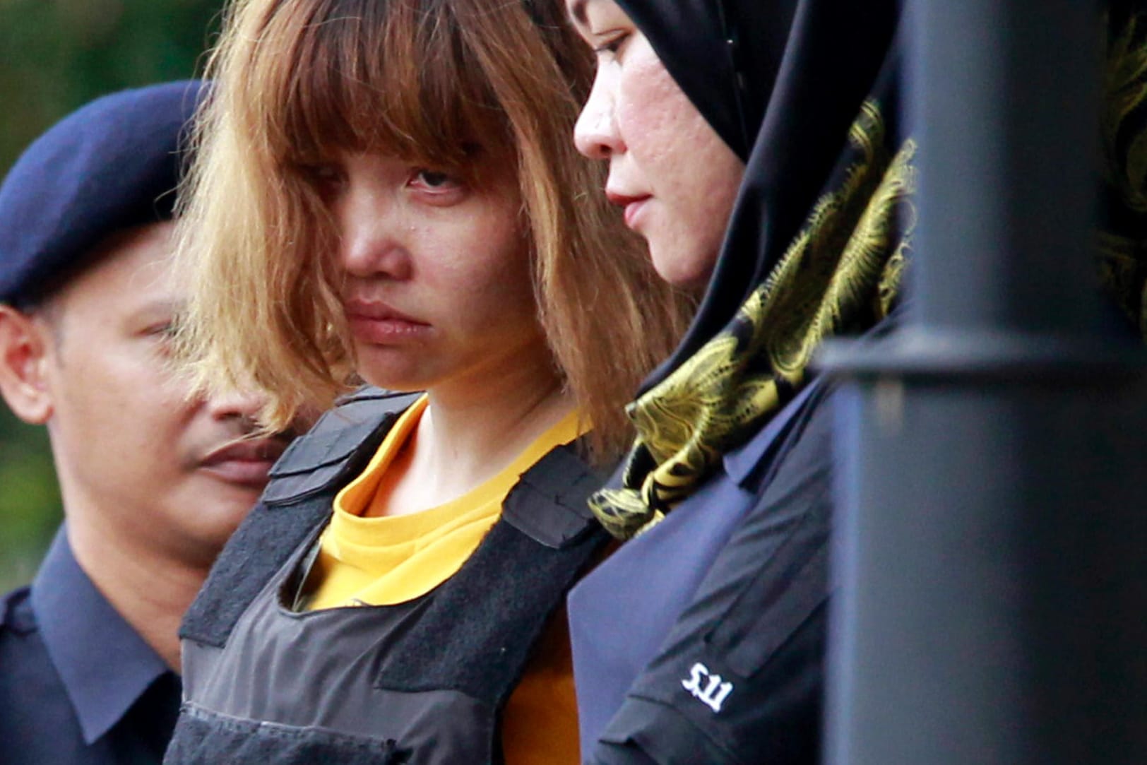 Die mutmaßliche Kim-Attentäterin Thi Huong (M) aus Vietnam wird in Kuala Lumpur, Malaysia, von der Polizei aus dem Gericht eskortiert.