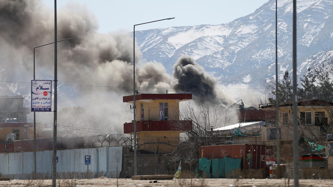 Radikalislamische Taliban haben in der afghanischen Hauptstadt Kabul Sicherheitsbehörden angegriffen.