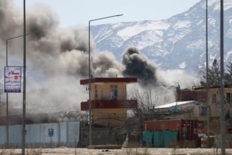 Radikalislamische Taliban haben in der afghanischen Hauptstadt Kabul Sicherheitsbehörden angegriffen.