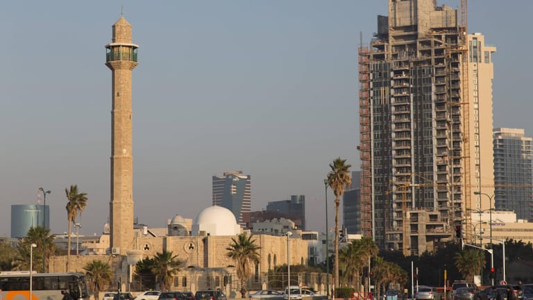 Wolkenkratzer stehen neben einer Moschee in Tel Aviv