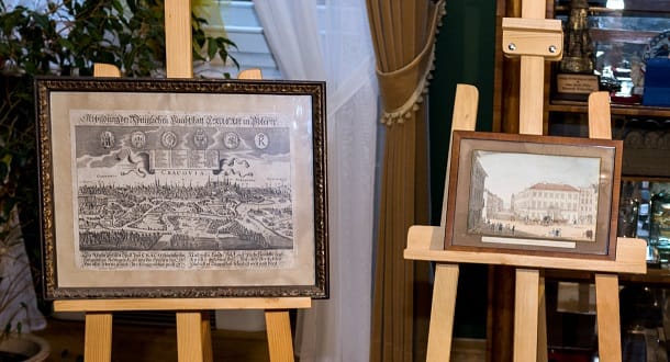 Eine Renaissance-Zeichnung der Stadt Krakau sowie ein Aquarell mit dem Potocki-Palast und dem Marktplatz in Krakau. Die Bilder gehören zu einer Serie von Kunstwerken, die von den deutschen Nationalsozialisten während des Zweiten Weltkriegs geraubt wurden.