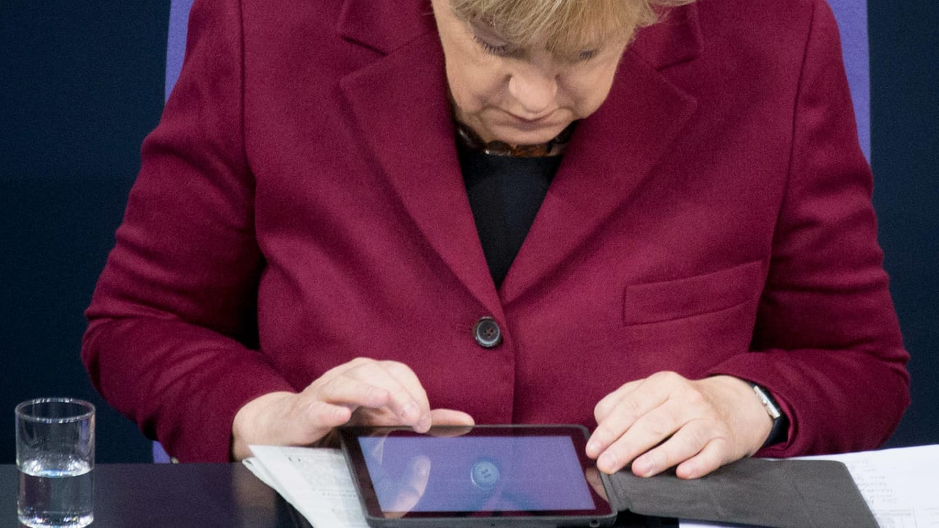 Von wegen Neuland: Auch Bundeskanzlerin Angela Merkel nutzt im Deutschen Bundestag das Internet.