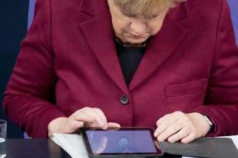 Von wegen Neuland: Auch Bundeskanzlerin Angela Merkel nutzt im Deutschen Bundestag das Internet.