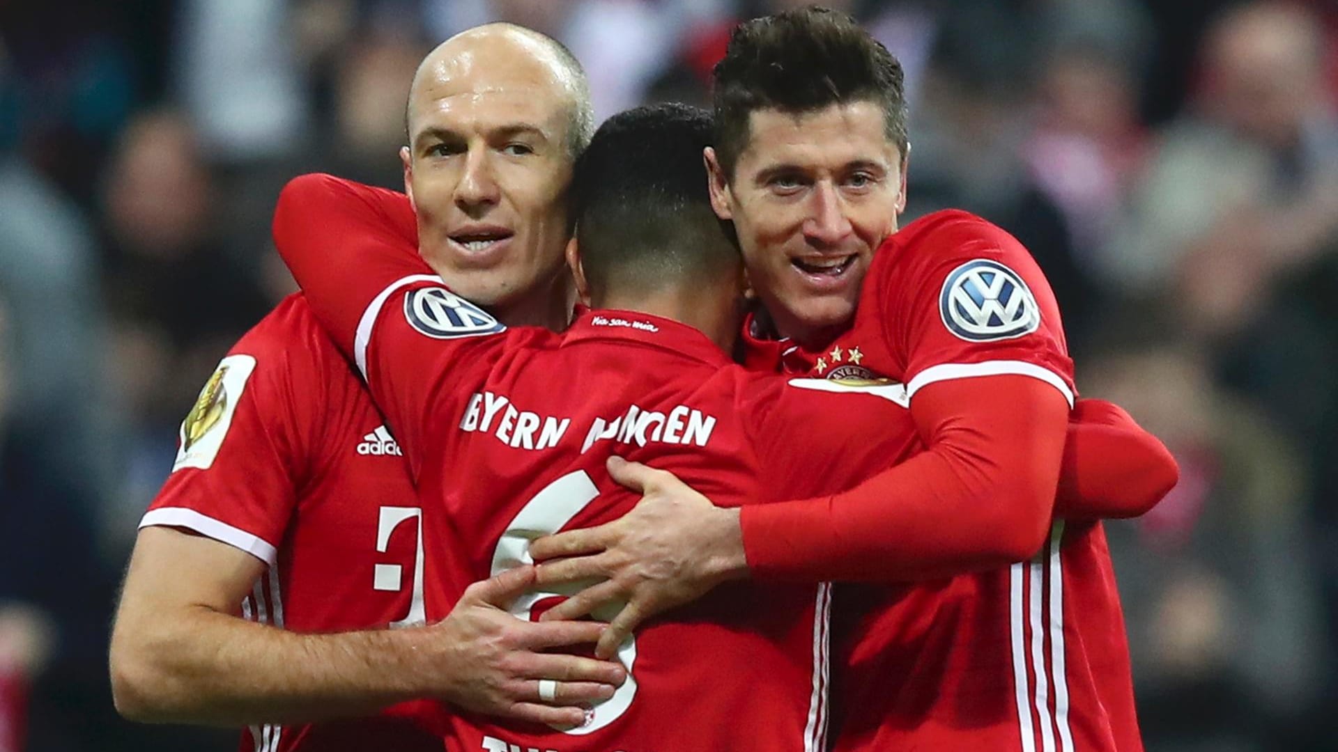 Robert Lewandowski (re.) feiert mit Thiago und Arjen Robben (li.).
