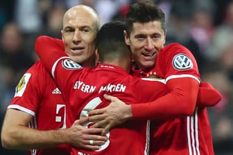 Robert Lewandowski (re.) feiert mit Thiago und Arjen Robben (li.).