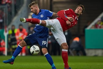 Bayern-Verteidiger Mats Hummels (re.) hat sich im Duell mit Schalke (hier: Guido Burgstaller) verletzt.