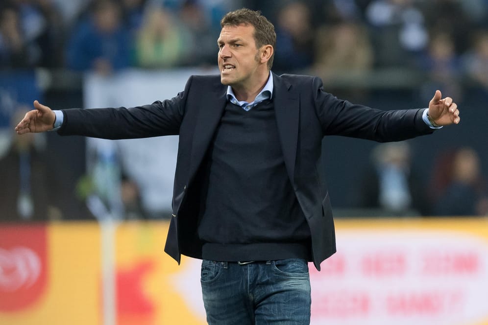 'Not amused': Schalkes Trainer Markus Weinzierl beim DFB-Pokal-Viertelfinale gegen den FC Bayern.