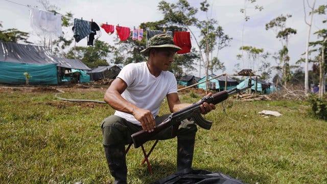 Ein Kämpfer der FARC reinigt in einem Camp in La Camerlita bei Puerto Asis seine Waffe. Ein Kämpfer der FARC reinigt in einem Camp in La Camerlita bei Puerto Asis seine Waffe.