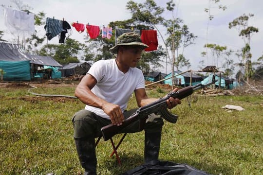 Ein Kämpfer der FARC reinigt in einem Camp in La Camerlita bei Puerto Asis seine Waffe.