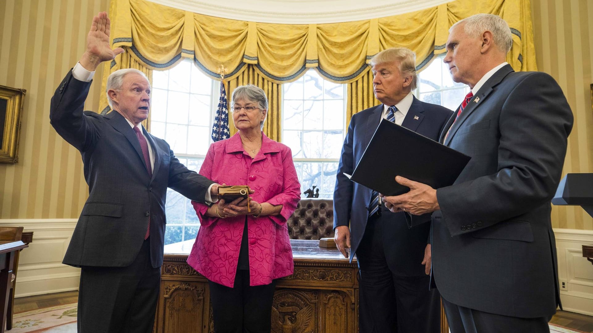 Amtseinführung: Jeff Sessions legt den Eid im "Oval Office" vor Vizepräsidenten Mike Pence am 9. Februar 2017 in Washington D.C. ab. Seine Frau Mary Blackshear Session und Präsident Donald Trump stehen als Zeugen daneben.