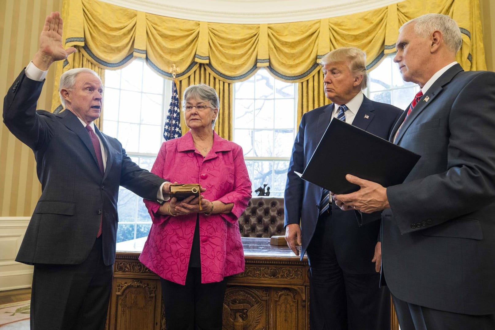 Amtseinführung: Jeff Sessions legt den Eid im "Oval Office" vor Vizepräsidenten Mike Pence am 9. Februar 2017 in Washington D.C. ab. Seine Frau Mary Blackshear Session und Präsident Donald Trump stehen als Zeugen daneben.