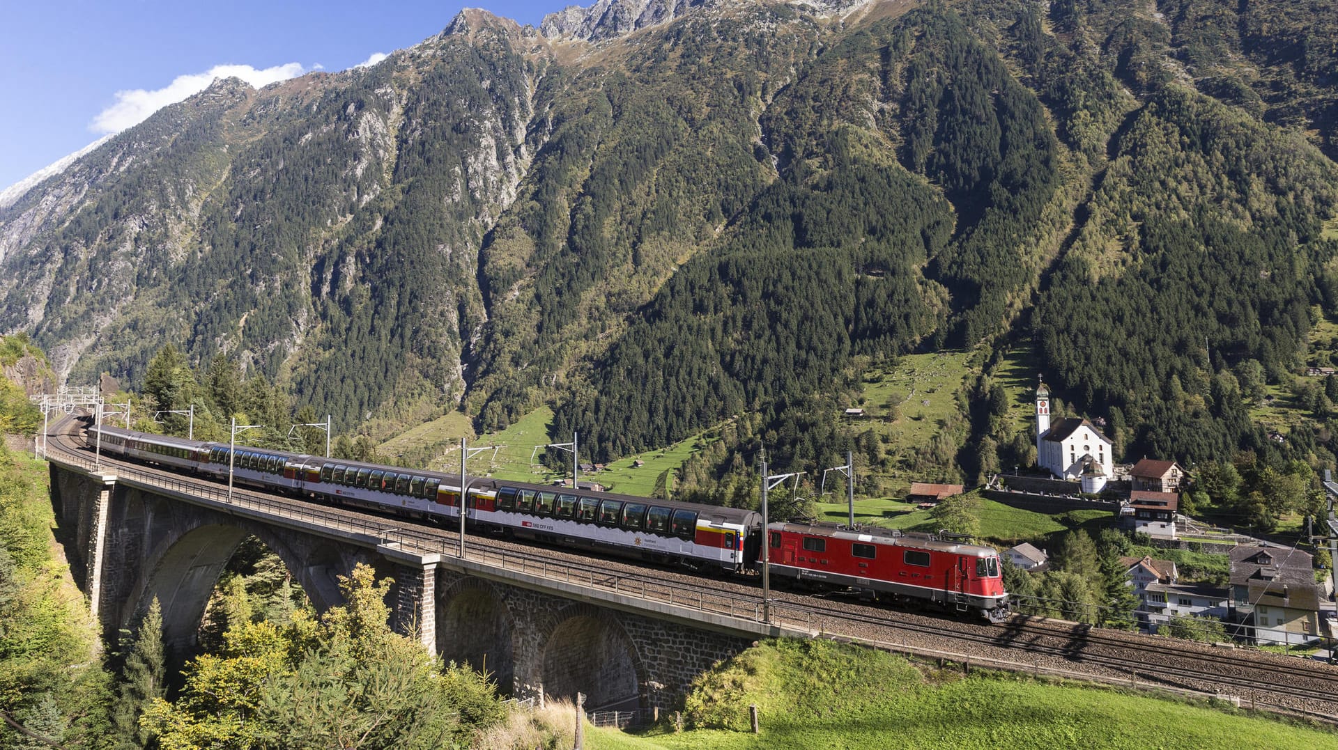 Der Gotthard Panorama Express gehört zu den Premium-Panoramazügen der Schweiz