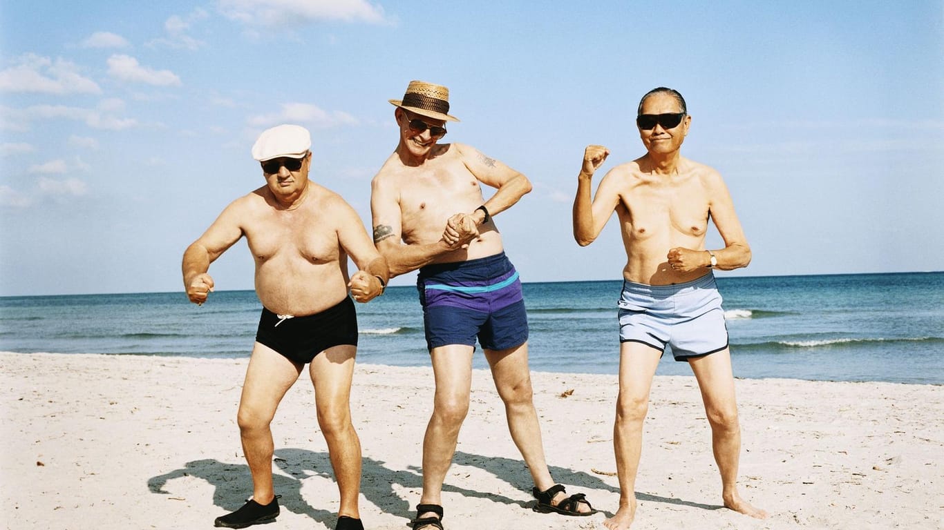 Männer am Strand: Viele Männer ignorieren bis ins hohe Alter Schmerzsymptome.