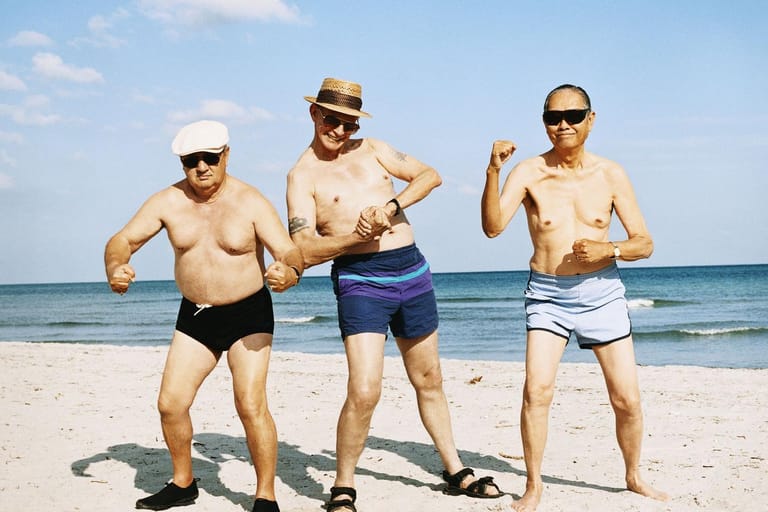 Männer am Strand: Viele Männer ignorieren bis ins hohe Alter Schmerzsymptome.