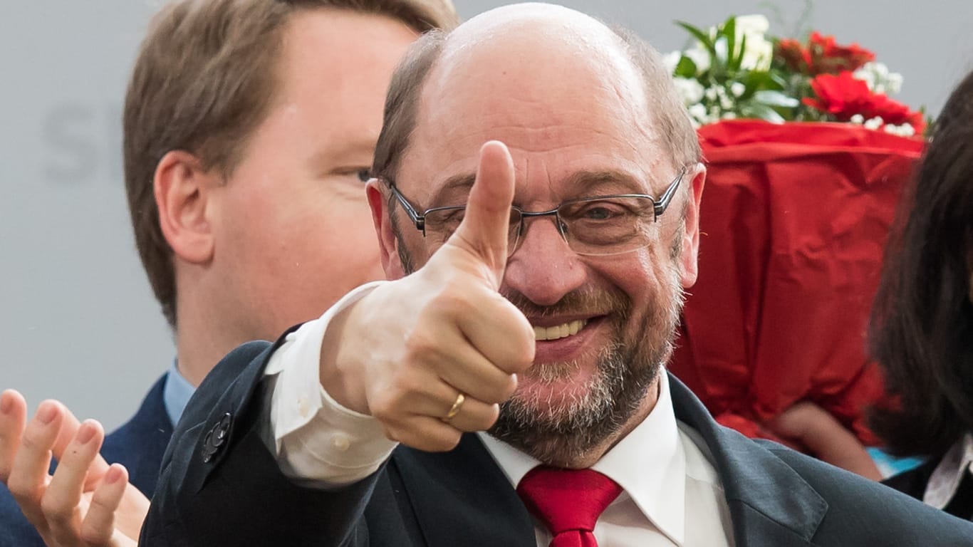 SPD-Kanzlerkandidat Martin Schulz schwimmt weiter auf der Erfolgswelle.