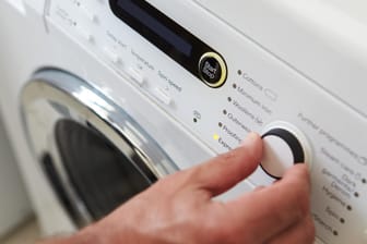 Einmal im Monat sollte die Waschmaschine bei über 60 Grad laufen.