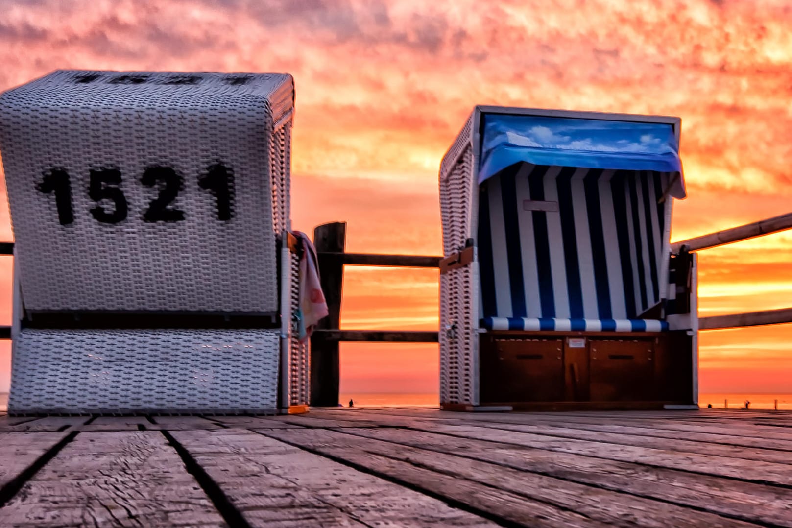 Strandkörbe vor einem Sonnenuntergang in St. Peter Ording