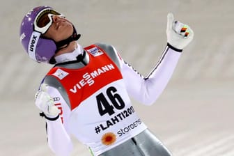 Glücksgefühl: Andreas Wellinger freut sich über seinen zweiten Rang beim WM-Skispringen von der Großschanze.