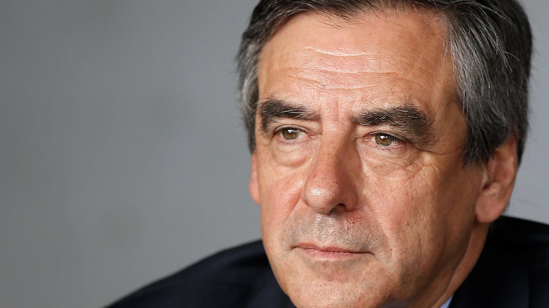 François Fillon möchte eigentlich französischer Präsident werden. Derzeit steht er jedoch wegen einer Scheinbeschäftigungsaffäre stark unter Druck. François Fillon möchte eigentlich französischer Präsident werden. Derzeit steht er jedoch wegen einer Scheinbeschäftigungsaffäre stark unter Druck.