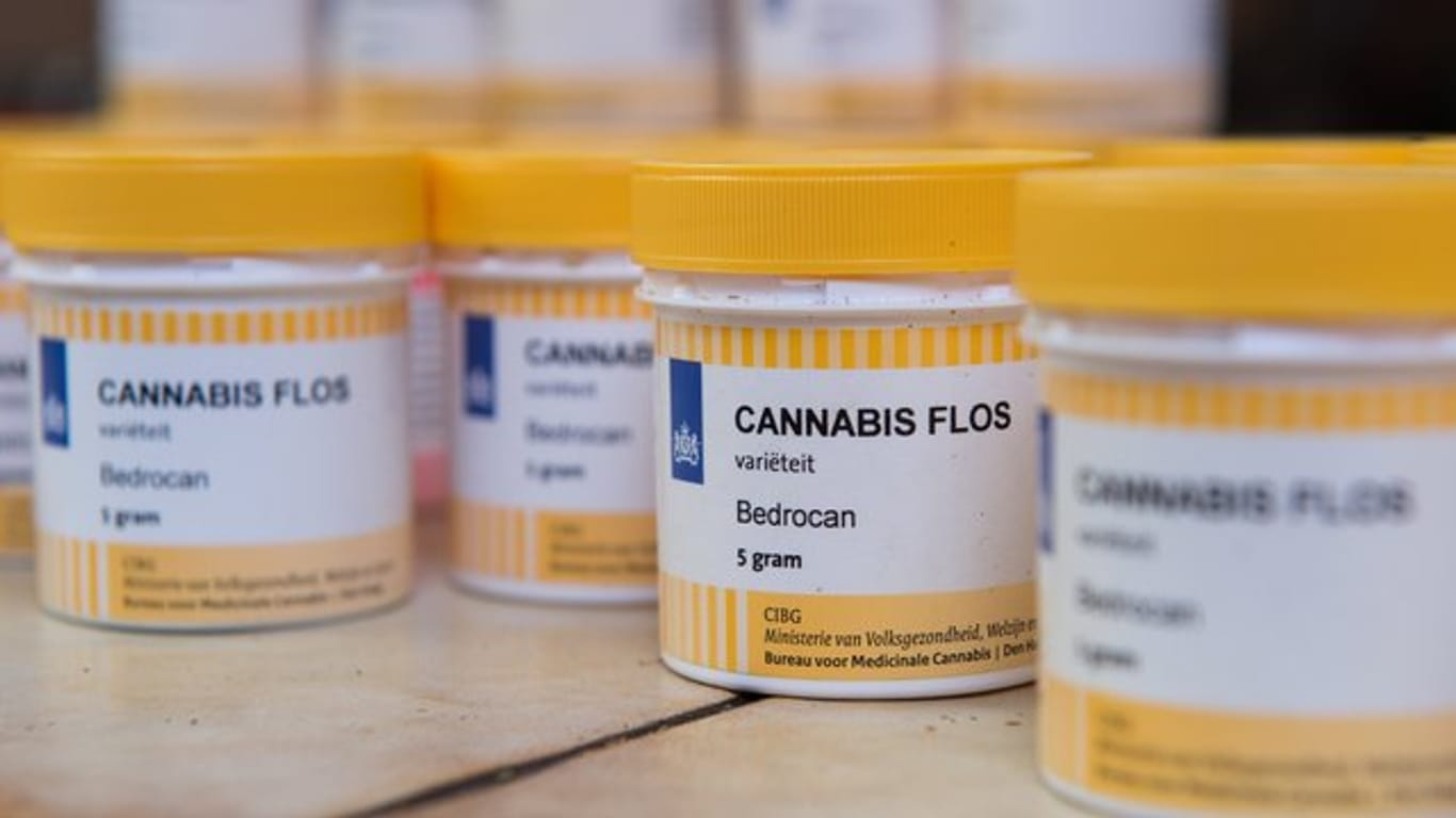 Cannabis-Verpackungen: Der Besitzer ist einer von den wenigen Patienten, die in Deutschland eine Ausnahmeerlaubnis zum medizinisch betreuten Gebrauch von Cannabis haben.