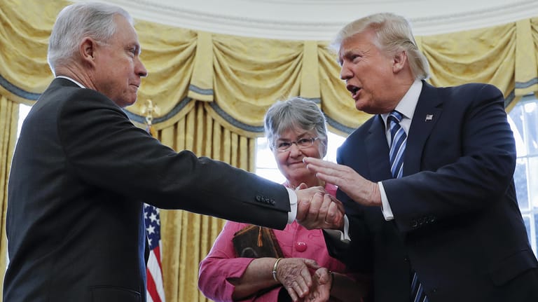 US-Präsident Donald Trump gratuliert dem neuen US-Justizminister Jeff Sessions, nachdem er im Oval Office im Weißen Haus in Washington seinen Amtseid abgelegt hatte.