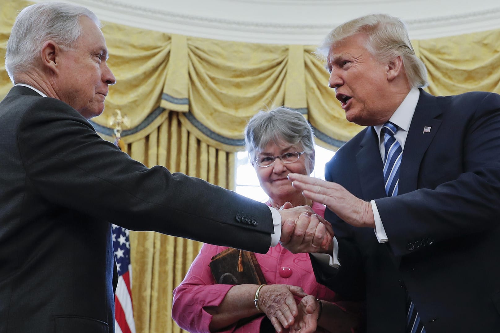 US-Präsident Donald Trump gratuliert dem neuen US-Justizminister Jeff Sessions, nachdem er im Oval Office im Weißen Haus in Washington seinen Amtseid abgelegt hatte.