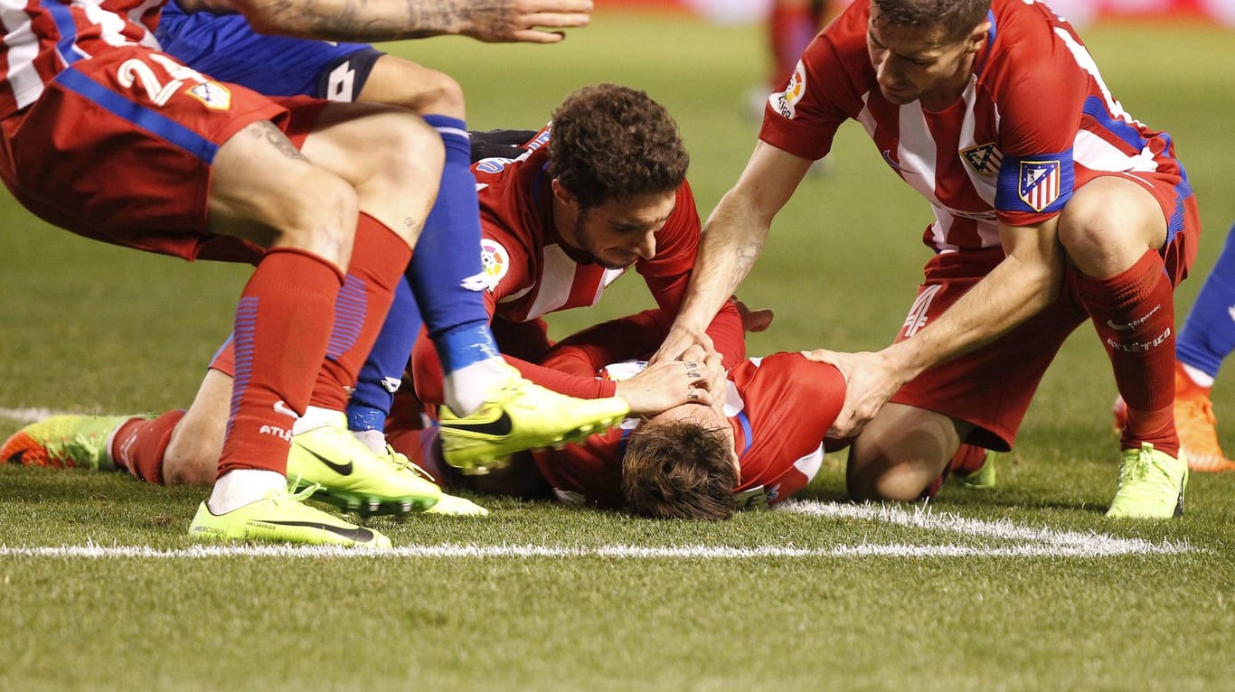 Atlético-Profis kommen ihrem bewusstlosen Mitspieler Fernando Torres zu Hilfe.