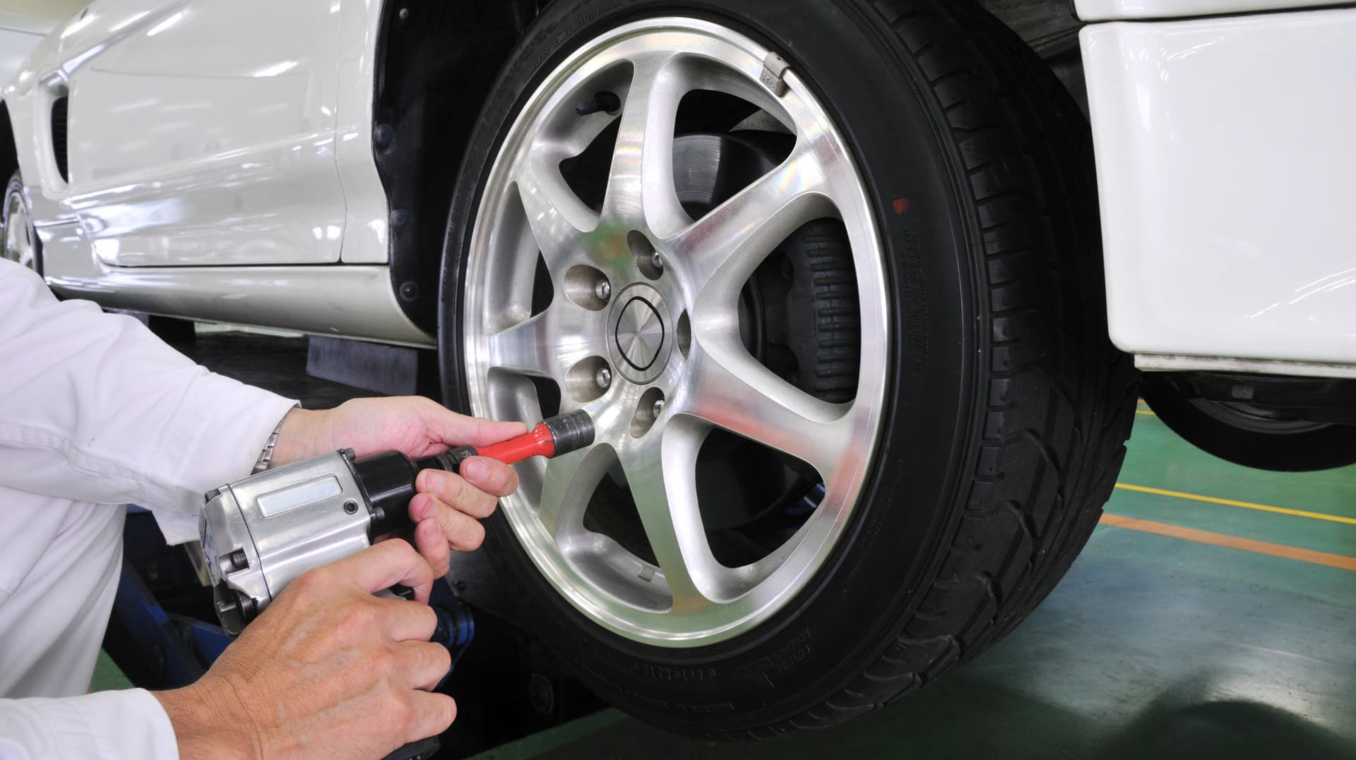 Das Frühjahr ist da. Für Sie als Autofahrer heißt das: Bereit machen zum Reifenwechsel