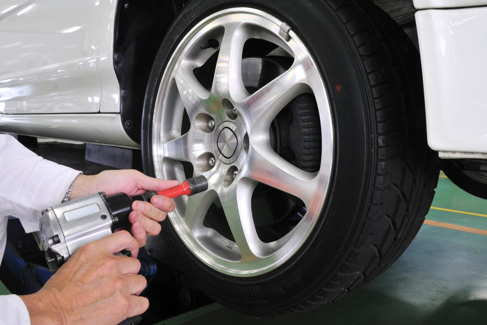 Das Frühjahr ist da. Für Sie als Autofahrer heißt das: Bereit machen zum Reifenwechsel